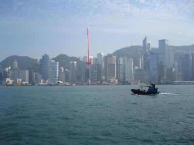 Sicht von der Star-Ferry auf die City: der Pfeil zeigt direkt auf das United Centre indem ich im 21. Stockwerk arbeite.